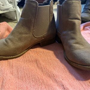 Very G Tan Textured Boots